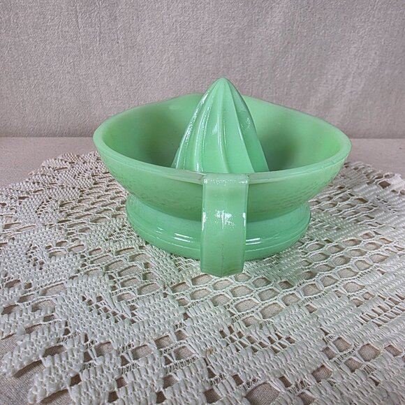 Vintage Jadeite Glass Juice Reamer With Handle & Spout - Classic Green Kitchenwa - Picture 5 of 9